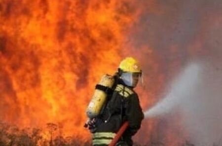Пожар бушува над град Баня, в гасенето се включи и вертолет "Кугар"