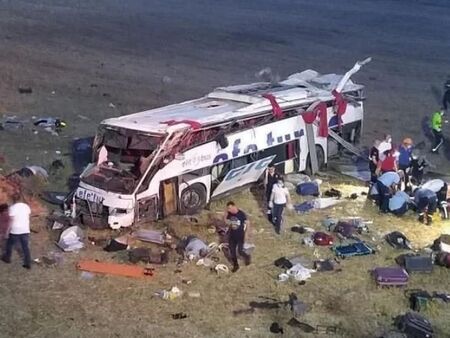 Трагедия: Автобус се преобърна, 14 загинали