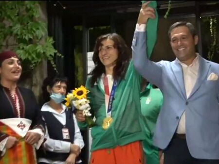 Посрещнаха олимпийската шампионка Стойка Кръстева като национален герой