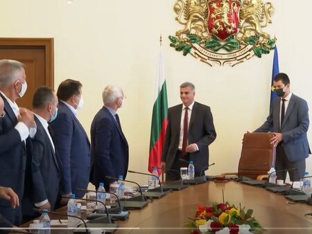 Премиерът Стефан Янев на среща с бизнеса за цената на тока