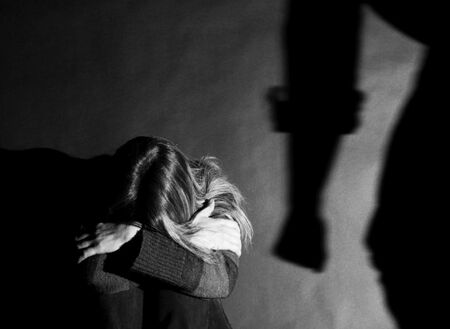 След скандал: Мъж нападна жена с удари по главата в Кърджалийско