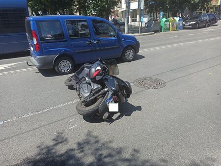 Пежо и мотор катастрофираха на ул. „Христо Ботев“ в Бургас