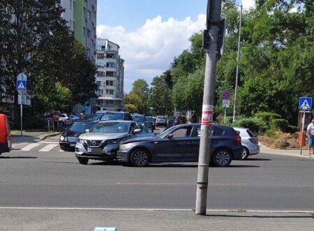 Две катастрофи затрудняват движението в Бургаско