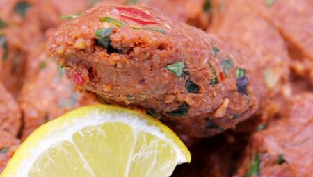 Вкусна рецепта от турската кухня: Вегетариански кюфтенца с булгур и леща