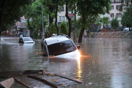 Стотици са в неизвестност след наводненията в Турция