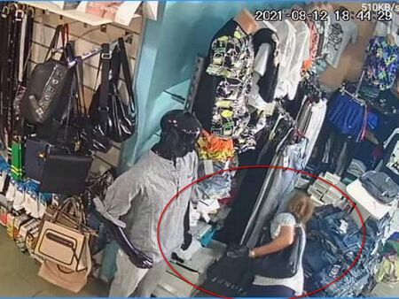 Тази жена открадна чантата на магазинерка от Айтос, разпознавате ли я?