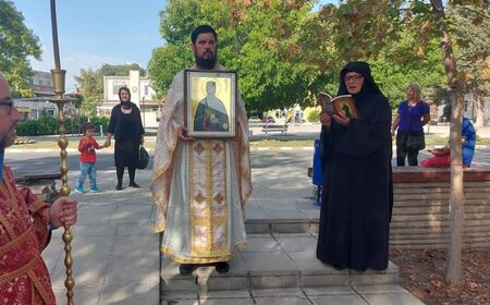Чудотворната икона с мощите на св. Ефрем Нови идват в Созопол и мегапрожекция на филма за него