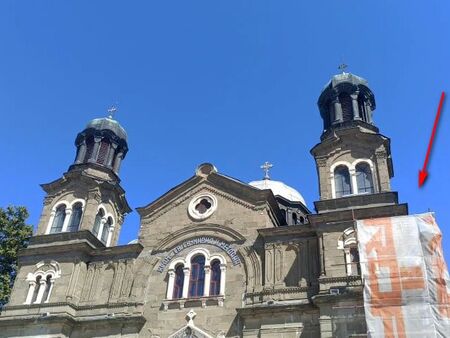 Криминоген оскверни храм „Св. св. Кирил и Методий“ в Бургас, краде медни орнаменти от кубетата