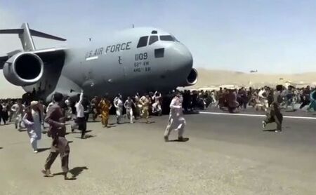 САЩ разследват смъртни случаи при излитането на самолет от Кабул