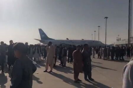 12 души са загинали на и около летището на Кабул, откакто талибаните превзеха афганистанската столица