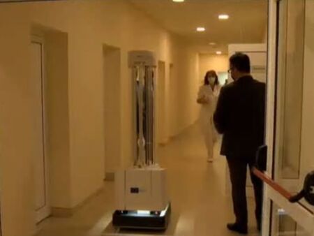 Робот ще чисти от COVID-19 в Бургас