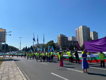 Работници от „Автомагистрали Черно море“ протестират на входа на Бургас (ВИДЕО)