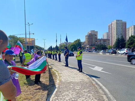 Протестът в Бургас заплаши: Ако до края на деня не ни изплатят заплатите, пускаме сигнали до ЕС