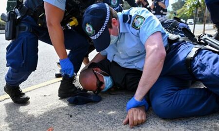 Арестуваха стотици протестиращи срещу мерките в Австралия