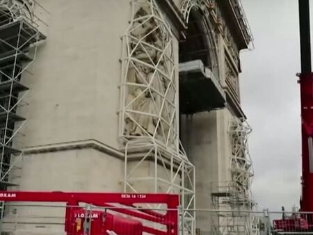 Опаковат Триумфалната арка в Париж в памет на Кристо