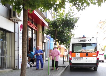 Извънредно! Жена припадна пред офиса на „Еконт“ на ул.“Фердинандова“