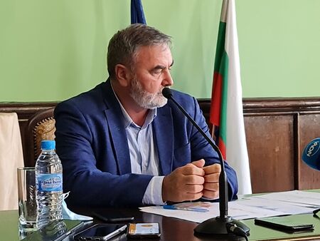 Доц. Ангел Кунчев отчаян от липсата на доверие в държавата и антиваксърите, изнесе гневна тирада в Бургас