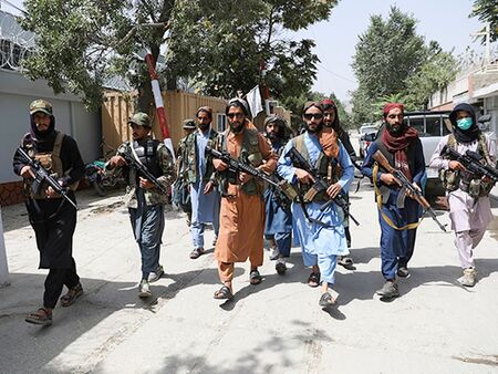 Тайни договорки, страх и корупция или защо армията на Афганистан предаде страната без бой