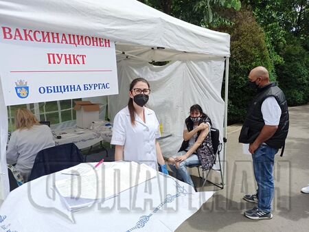 Откриват ваксинационни пунктове пред моловете и хипермаркетите в Бургас, предлагат ваучер срещу имунизация