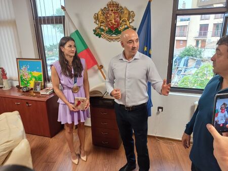 Созопол посрещна олимпийската медалистка Евелина Николова, кметът я предлага за почетен гражданин