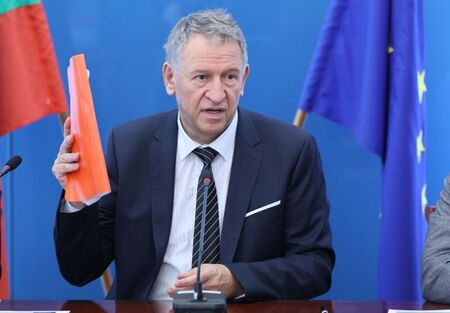 Министър Кацаров издаде нова заповед за определяне условията и изискванията за влизане в България