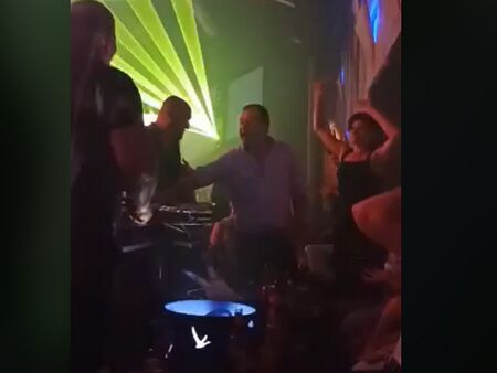 Димитър Рачков направи фурор в бургаска дискотека, купонясва до зори