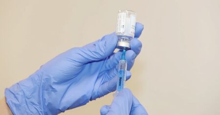 Израел започна да прилага трета доза ваксина на "Пфайзер" на всички над 12 години