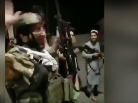 Американците избягаха от Кабул, талибаните стрелят във въздуха