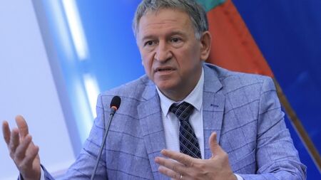 Кацаров поиска становища на работодателски, професионални и браншови организации по предложените мерки