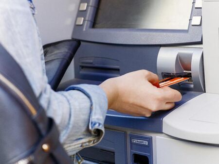 Нова наглост: Банките вдигат таксите при теглене от банкомат