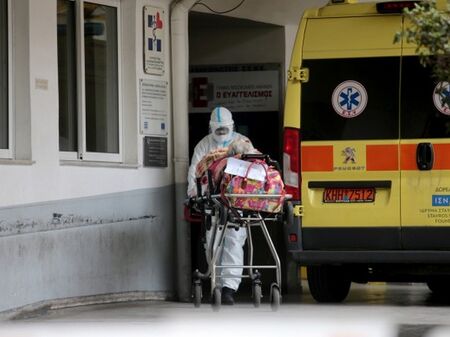 10 000 медици в Гърция отстранени от работа, не са ваксинирани