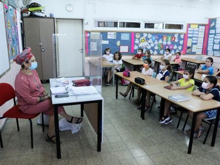 Учениците тръгнаха на училище в Израел с маски и тестове