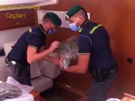 Арестуваха двама българи край Сардиния с дрога за 1,5 млн. евро