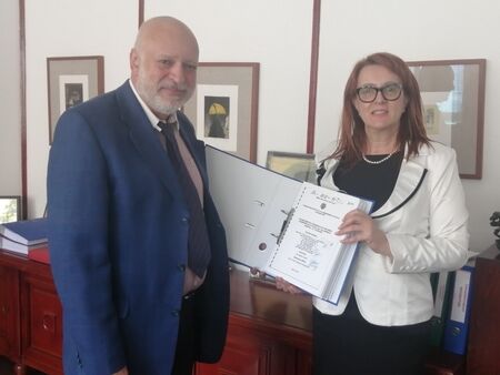 Областният управител Мария Нейкова на среща с министъра на културата по казуса остров Св. Кирик в Созопол