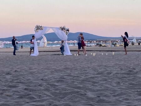 Романтиката е жива: Вижте най-милото предложение за брак на плажа в Бургас