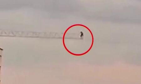 Мъж се покачи на 36-метров кран, за да си прави селфи