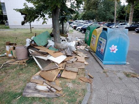В Бургас отпадъци след ремонт се извозват безплатно след заявка, не правете така!