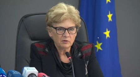 Виолета Комитова е възмутена от работното време на депутатите