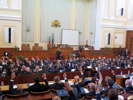 46-ото Народно събрание удари дъното: Депутати се обиждат на "палячо" и "майнуни"