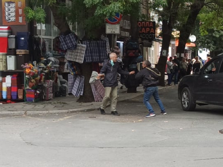 Екшън в жк „Възраждане“: Двама мъже се млатят пред очите на десетки (ВИДЕО)