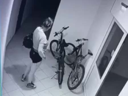 Видео: Вижте как мацка с големи гърди открадна колело в ж.к. „Меден рудник“