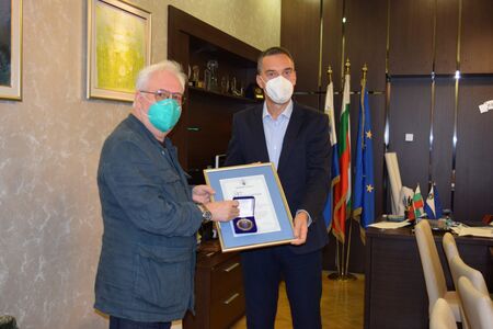 Кметът Димитър Николов награди двама лекари за приноса им в опазването на детското здраве