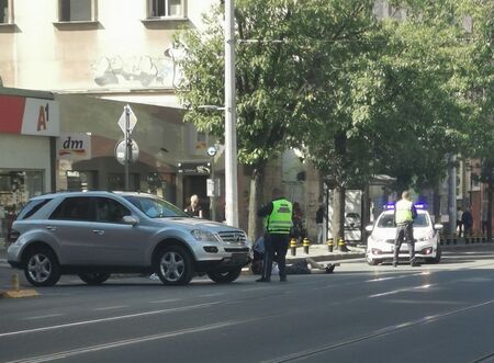 Блъснаха пешеходец край Операта в София