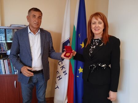 Проф. Мария Нейкова връчи най-високото отличие „Почетен знак на областния управител“ на президента на БСУ Петко Чобанов
