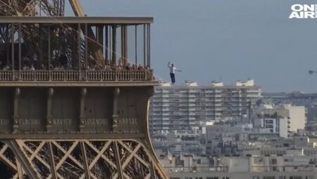 Французин вървя по въже, окачено на 70 м над земята
