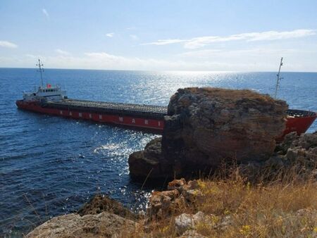 Товарен кораб заседна в Черно море близо до Каварна