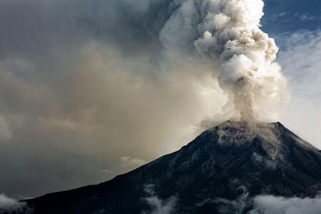 Евакуираха хиляди заради изригването на вулкан на остров Ла Палма