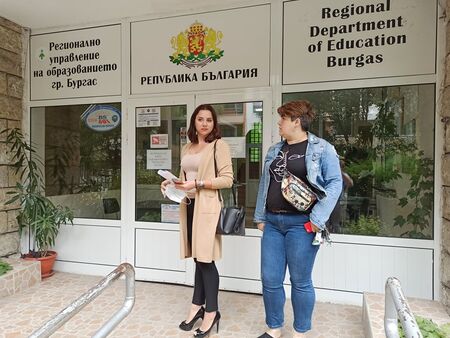 Родители бранят уволнените директор и учител заради скандалния клип в ЦСОП-Бургас