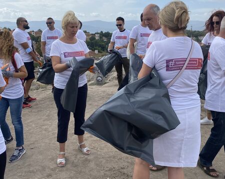 Доброволци ще почистват от фасове и отпадъци Морската градина в Бургас на 26-ти септември