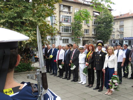 С тържествен ритуал Бургас отбелязва 113 години Независима България (СНИМКИ)